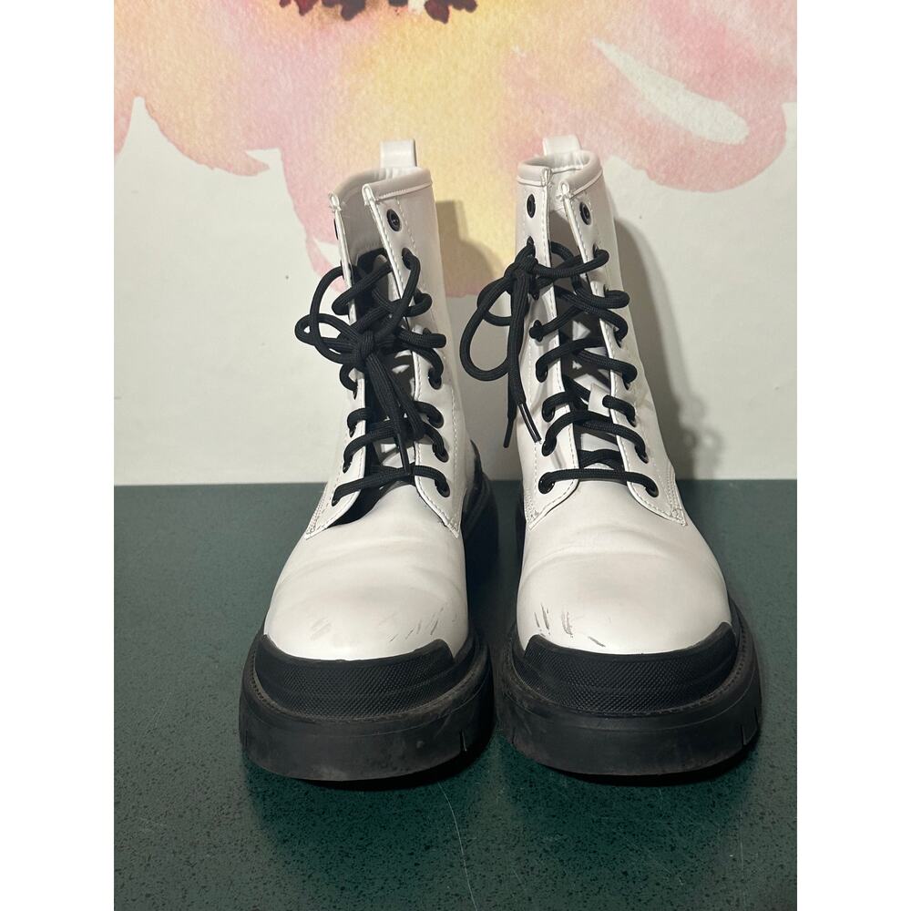 LiLiana Women's White/ Black Unlined Combat Boots, Size 7 1/2 Lace Up Chunky